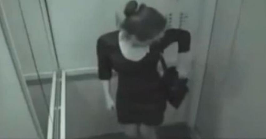 Француженка двадцати одного года делает минет в лифте