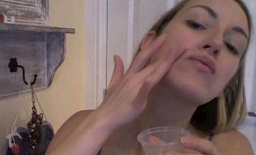 Зрелая блондинка в домашнем видео с удовольствием глотает сперму после интима