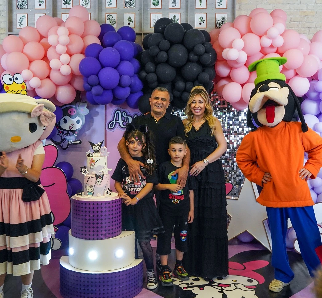 Bursa cemiyet hayatının tanınan çifti Faruk& Ayşenur Şahin'in çocukları Arya ve Acar'a yeni yaş kutlaması