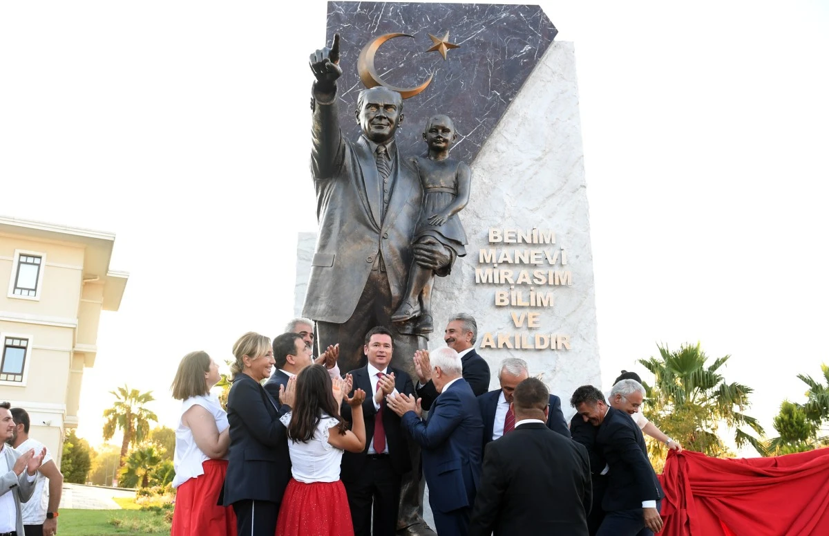 Osmangazi Belediyesi Zafer Bayramı’nı Atatürk Anıtı ile taçlandırdı