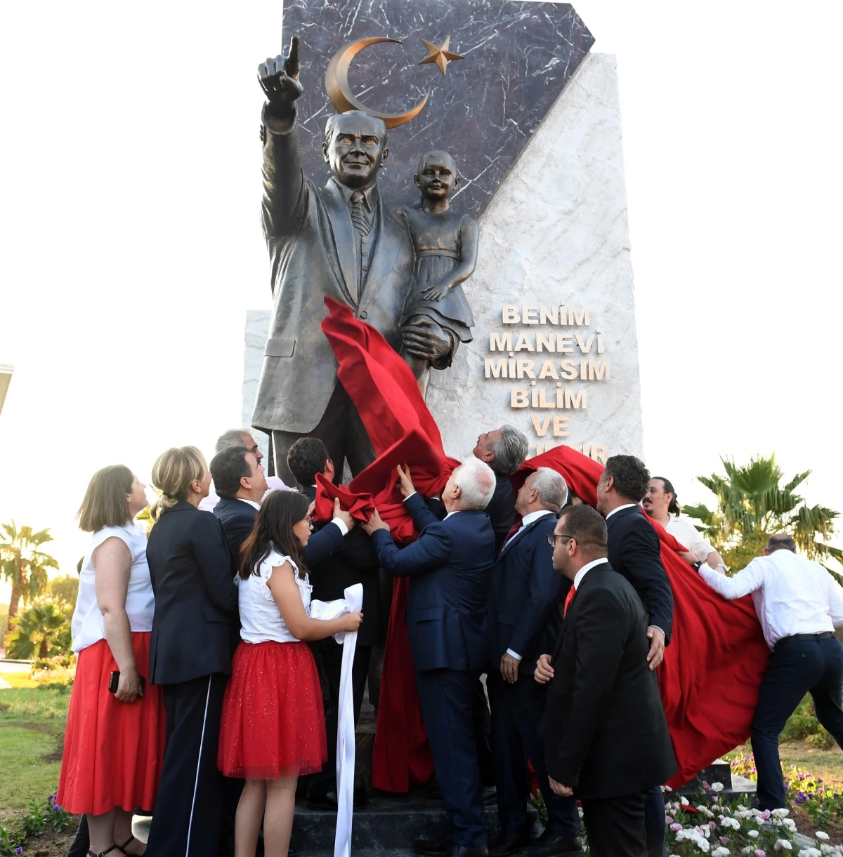 Osmangazi Belediyesi Zafer Bayramı’nı Atatürk Anıtı ile taçlandırdı