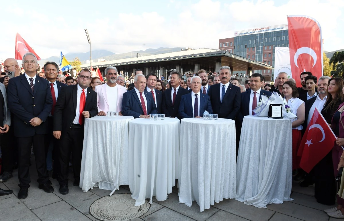 Osmangazi Belediyesi Zafer Bayramı’nı Atatürk Anıtı ile taçlandırdı