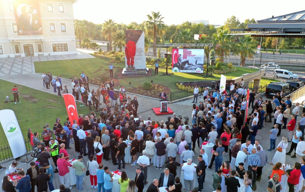 Osmangazi Belediyesi Zafer Bayramı’nı Atatürk Anıtı ile taçlandırdı