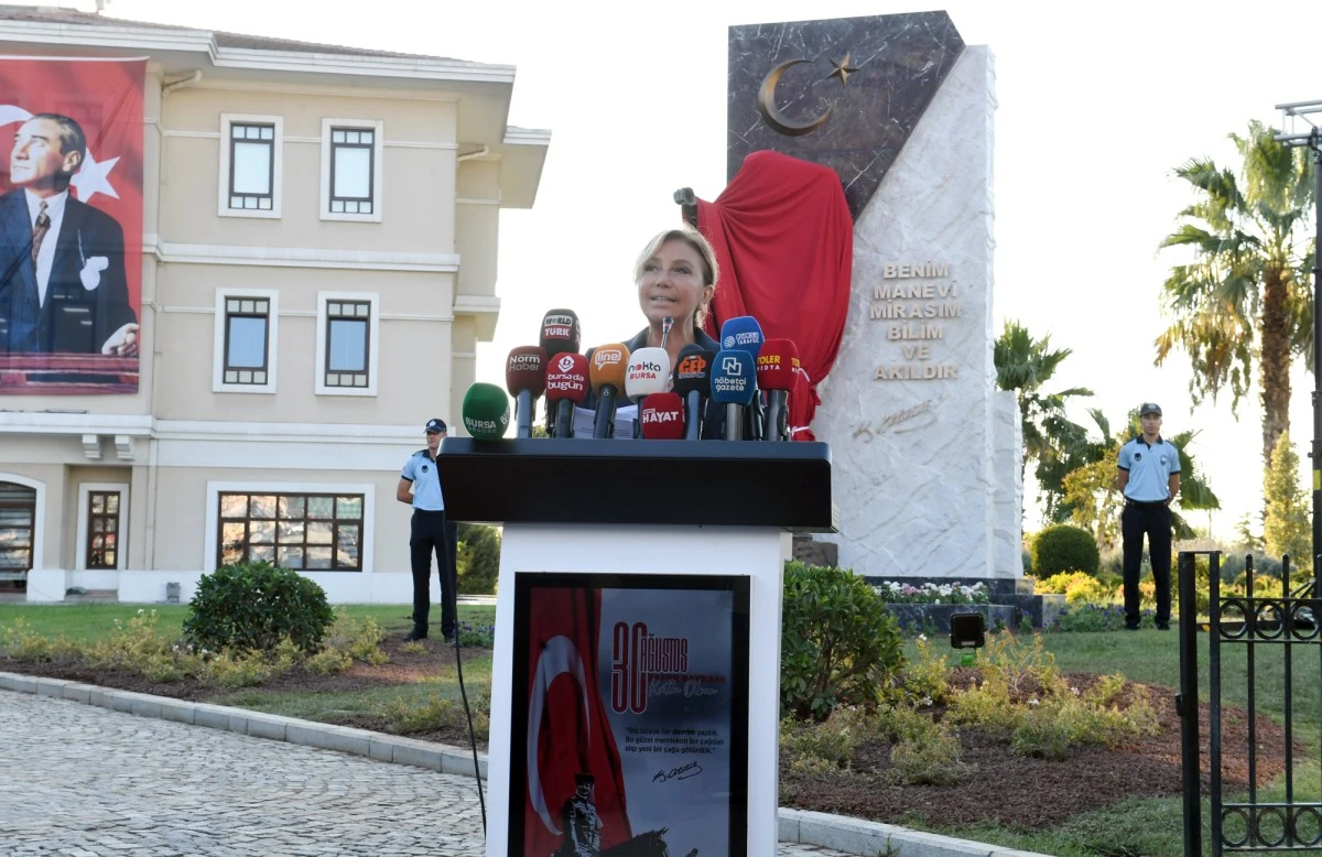 Osmangazi Belediyesi Zafer Bayramı’nı Atatürk Anıtı ile taçlandırdı