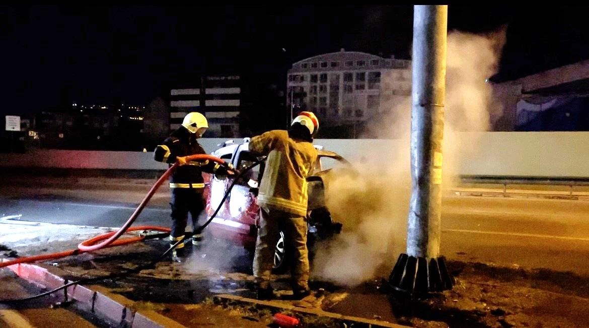 FSM'ye dönmek isterken refüje dalan sürücü camdan fırladı, araç alev topuna döndü