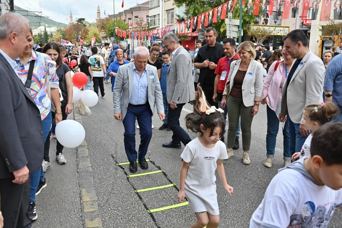 Bursa Atatürk Caddesi, araç trafiğine kapatılarak çocuklara bırakıldı