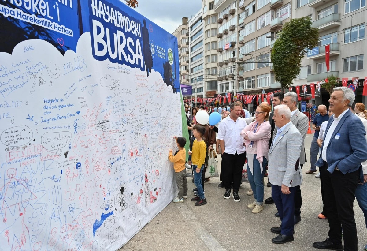 Bursa Atatürk Caddesi, araç trafiğine kapatılarak çocuklara bırakıldı