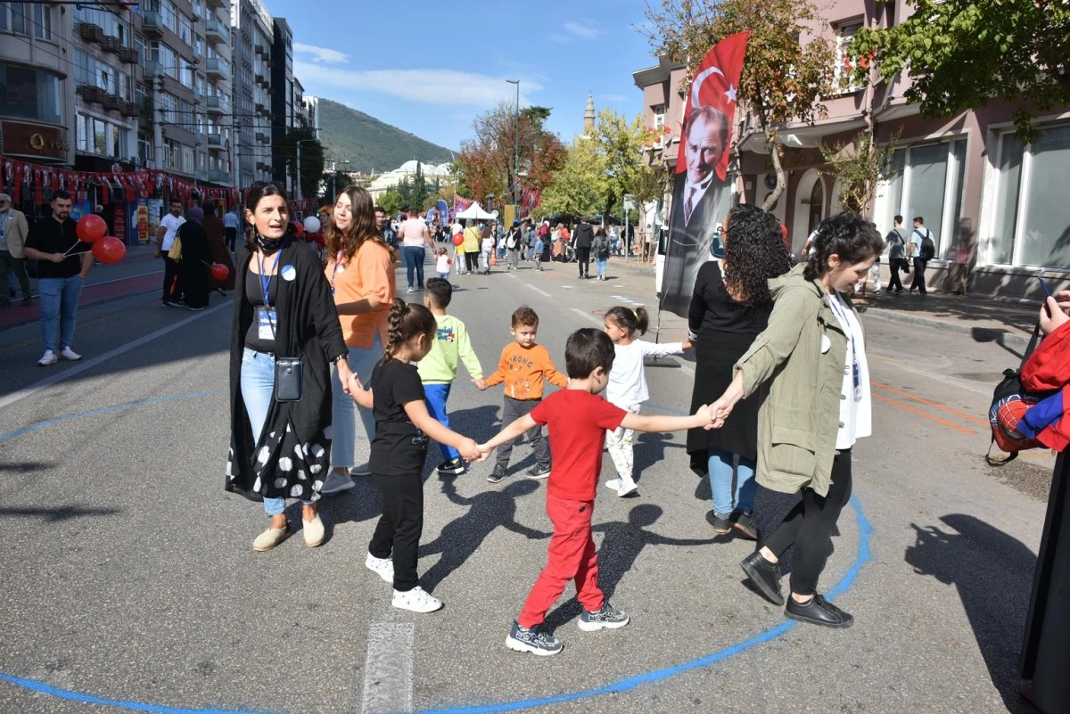 Bursa Atatürk Caddesi, araç trafiğine kapatılarak çocuklara bırakıldı