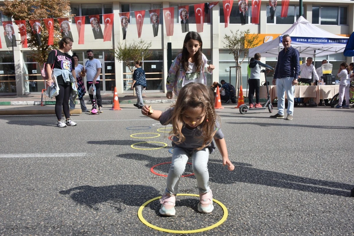 Bursa Atatürk Caddesi, araç trafiğine kapatılarak çocuklara bırakıldı