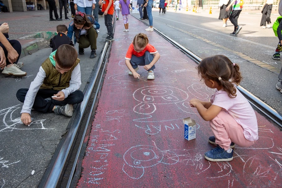 Bursa Atatürk Caddesi, araç trafiğine kapatılarak çocuklara bırakıldı