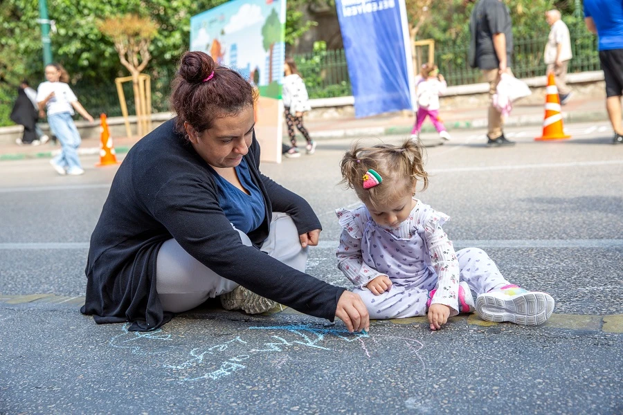 Bursa Atatürk Caddesi, araç trafiğine kapatılarak çocuklara bırakıldı