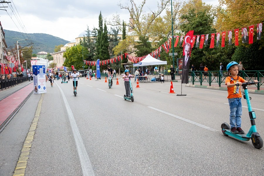 Bursa Atatürk Caddesi, araç trafiğine kapatılarak çocuklara bırakıldı