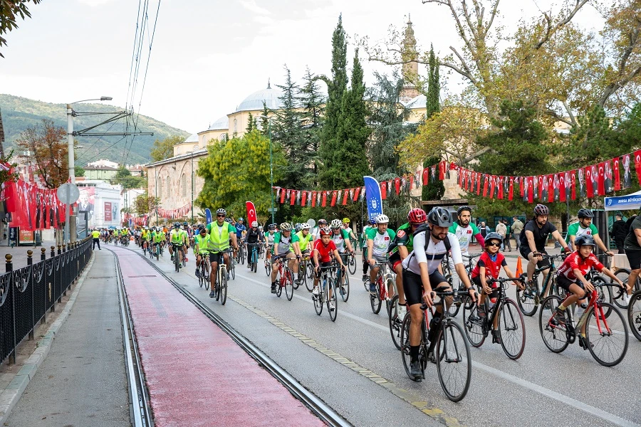 Bursa Atatürk Caddesi, araç trafiğine kapatılarak çocuklara bırakıldı