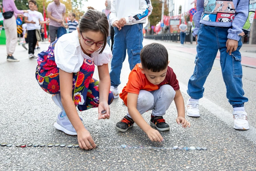 Bursa Atatürk Caddesi, araç trafiğine kapatılarak çocuklara bırakıldı