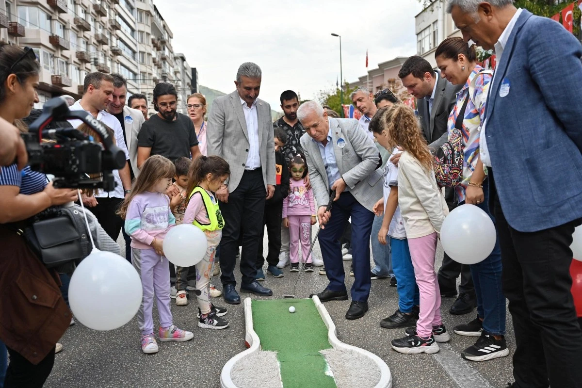 Bursa Atatürk Caddesi, araç trafiğine kapatılarak çocuklara bırakıldı