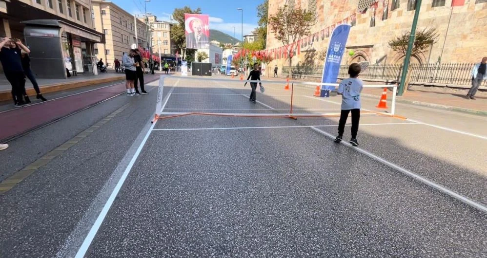 Bursa Atatürk Caddesi, araç trafiğine kapatılarak çocuklara bırakıldı