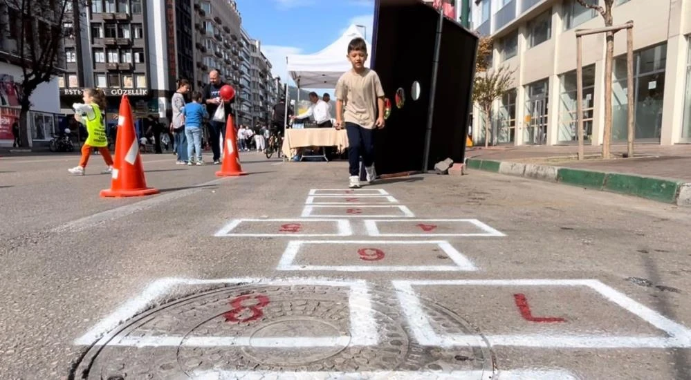 Bursa Atatürk Caddesi, araç trafiğine kapatılarak çocuklara bırakıldı