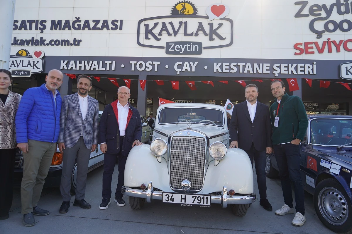 Klasik otomobiller ve tutkunları Bursa Kavlak Zeytin ev sahipliğinde bir araya geldi 