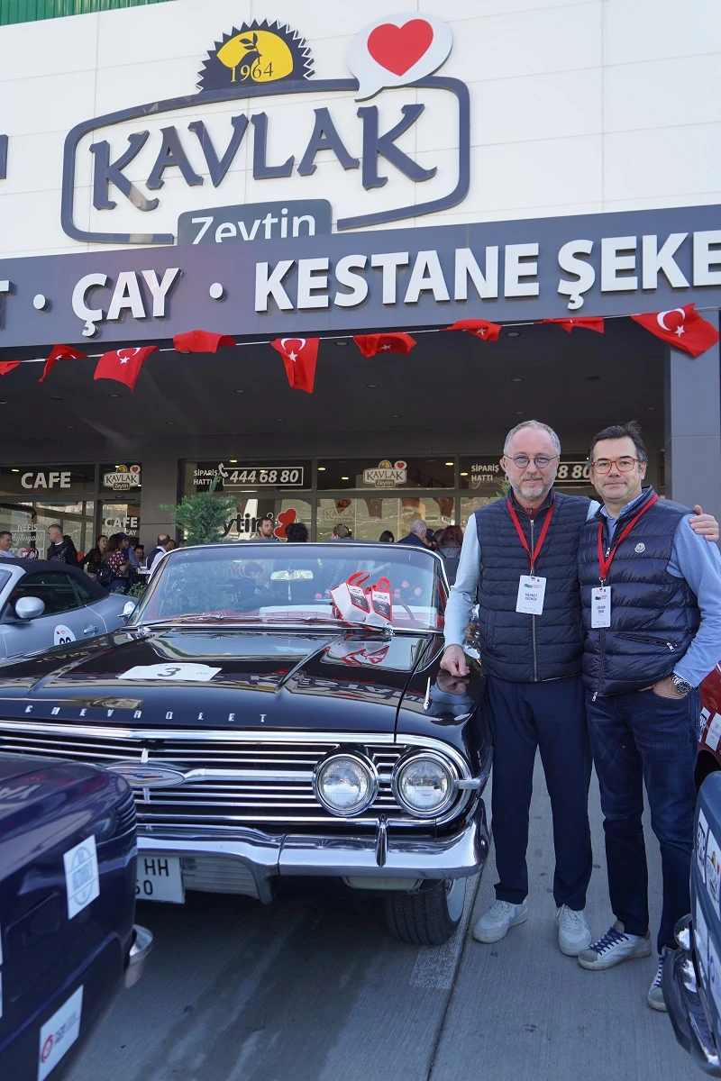 Klasik otomobiller ve tutkunları Bursa Kavlak Zeytin ev sahipliğinde bir araya geldi 