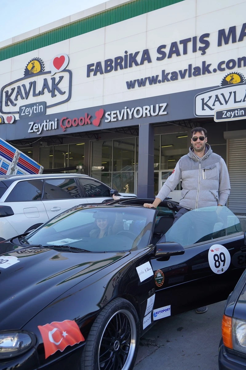 Klasik otomobiller ve tutkunları Bursa Kavlak Zeytin ev sahipliğinde bir araya geldi 