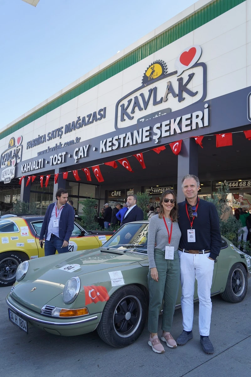 Klasik otomobiller ve tutkunları Bursa Kavlak Zeytin ev sahipliğinde bir araya geldi 