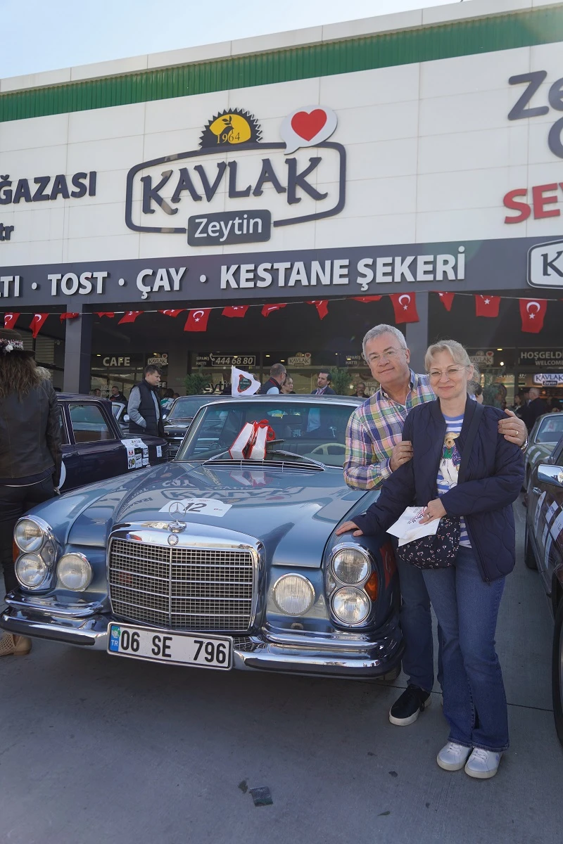 Klasik otomobiller ve tutkunları Bursa Kavlak Zeytin ev sahipliğinde bir araya geldi 