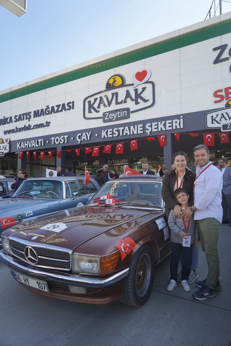 Klasik otomobiller ve tutkunları Bursa Kavlak Zeytin ev sahipliğinde bir araya geldi 