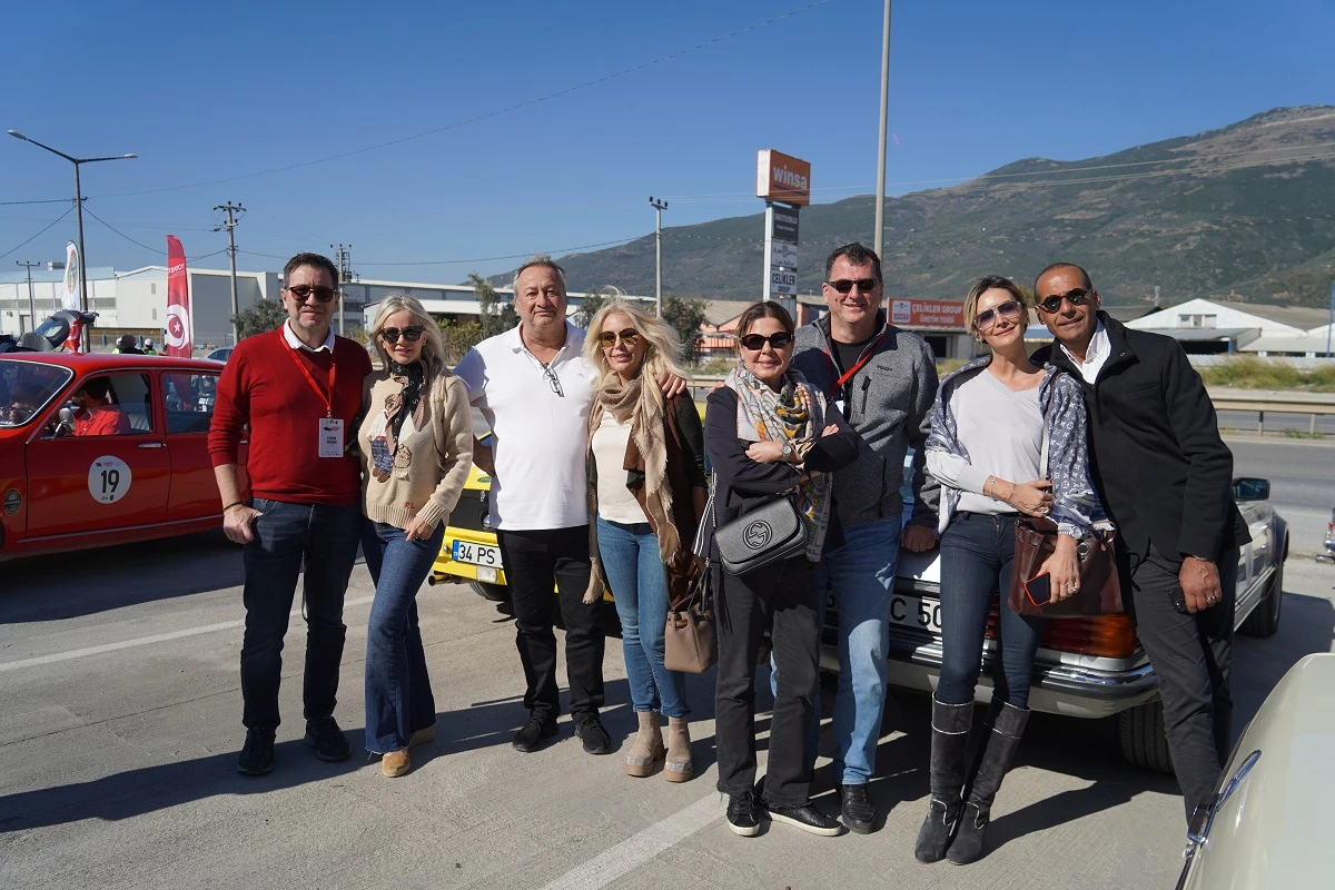 Klasik otomobiller ve tutkunları Bursa Kavlak Zeytin ev sahipliğinde bir araya geldi 