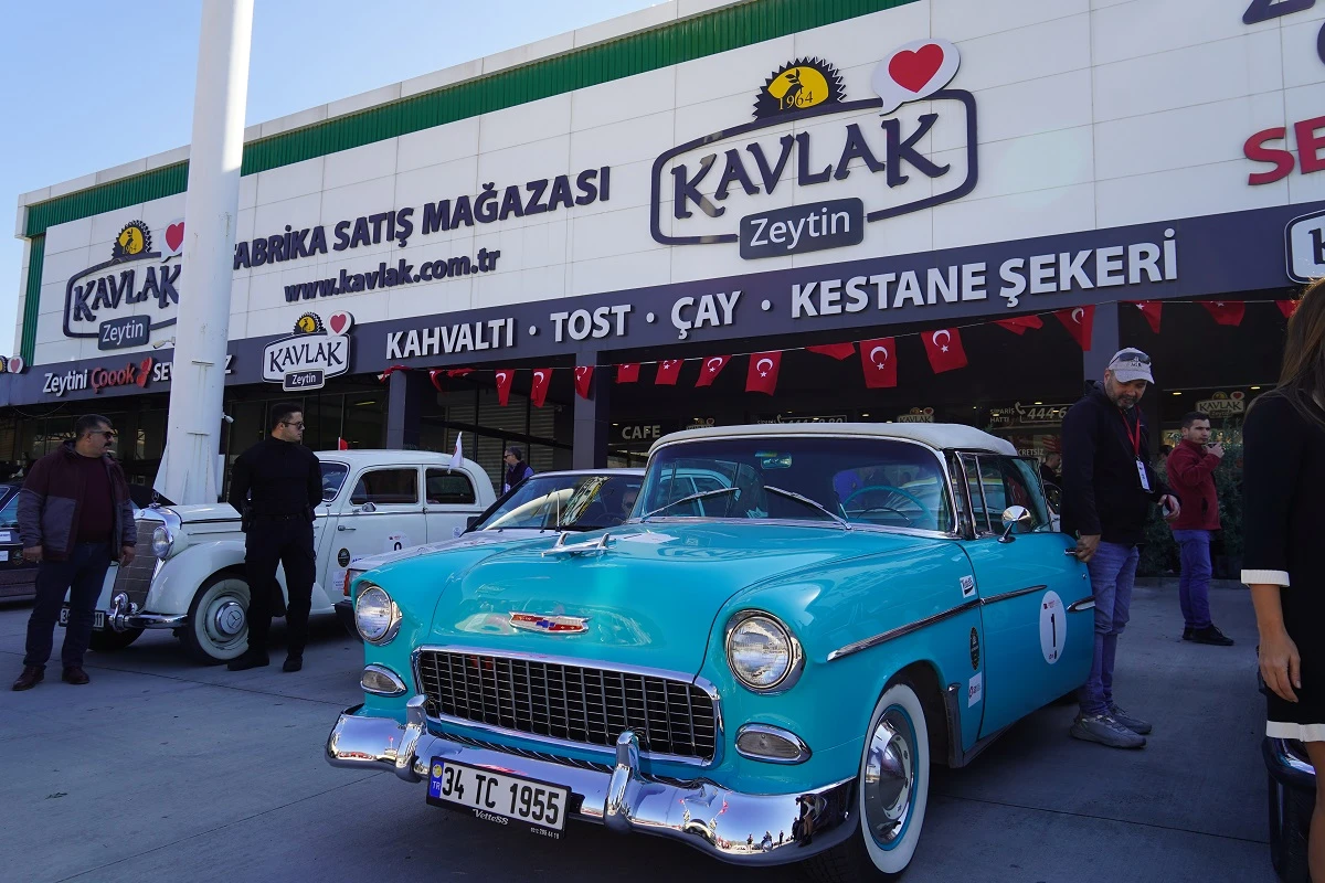 Klasik otomobiller ve tutkunları Bursa Kavlak Zeytin ev sahipliğinde bir araya geldi 