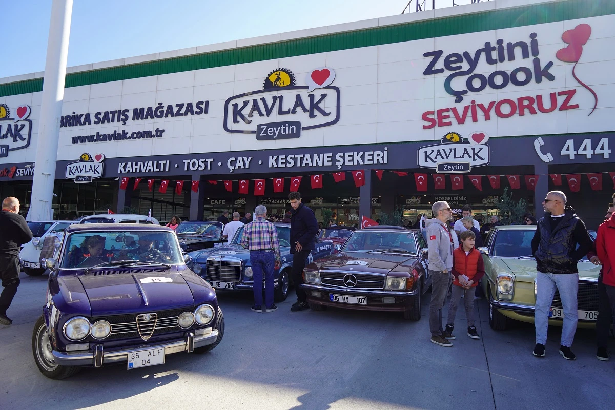 Klasik otomobiller ve tutkunları Bursa Kavlak Zeytin ev sahipliğinde bir araya geldi 