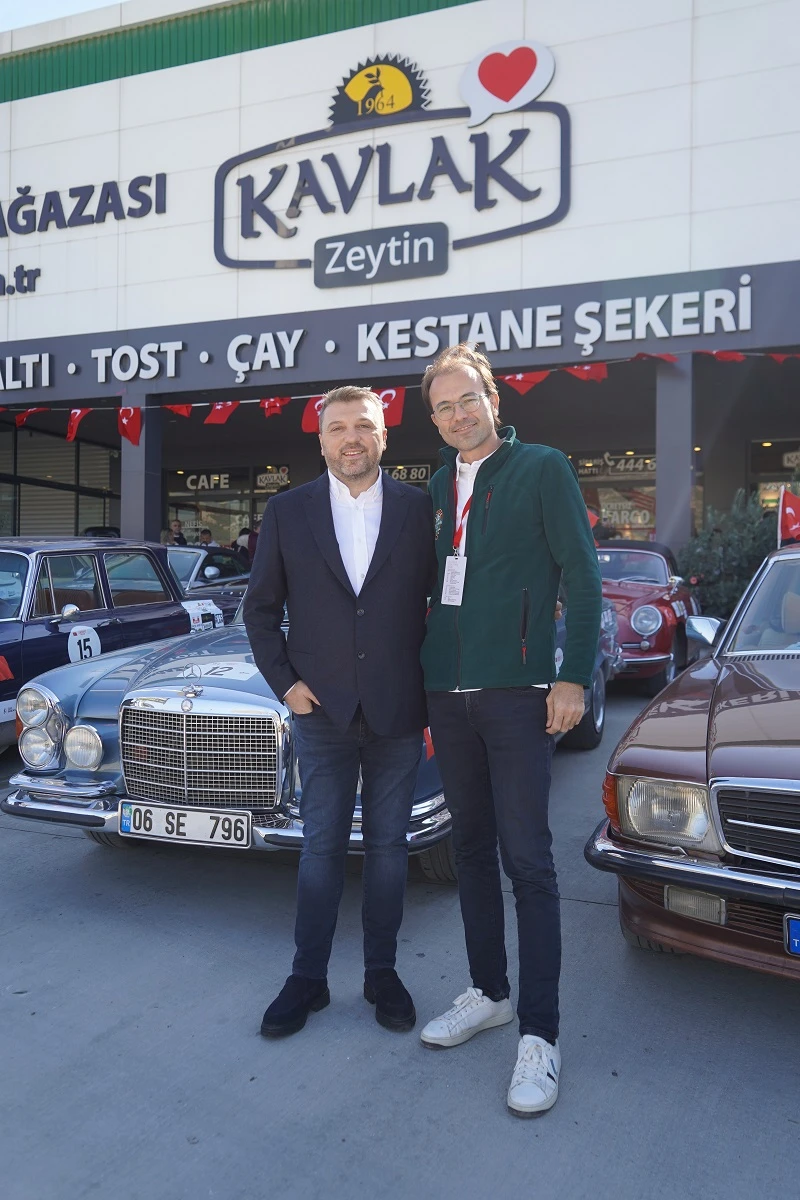 Klasik otomobiller ve tutkunları Bursa Kavlak Zeytin ev sahipliğinde bir araya geldi 