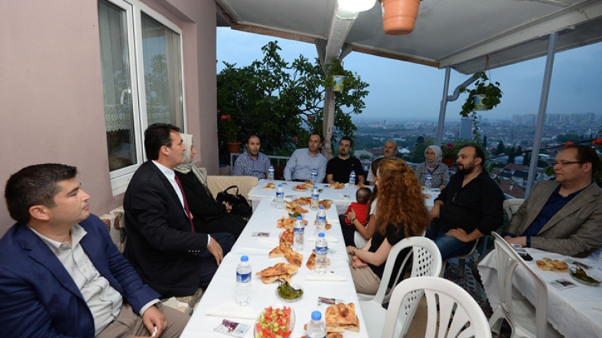 Dündar, iftarda mahalle sakinlerinin konuğu oldu