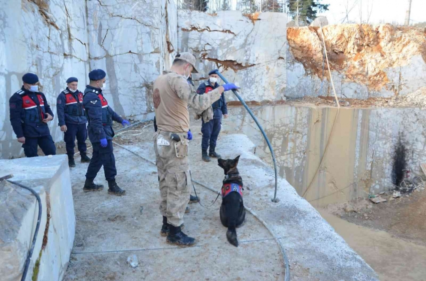 İzinsiz patlayıcı bulunduran mermer ocaklarına jandarmadan baskın