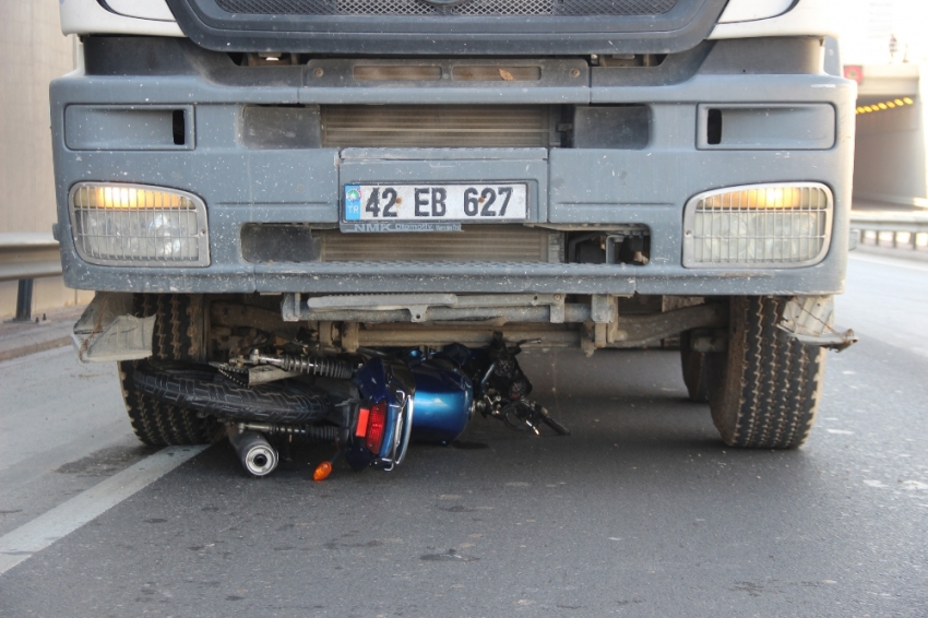 Otomobil çarptı, beton mikserinin altında can verdi