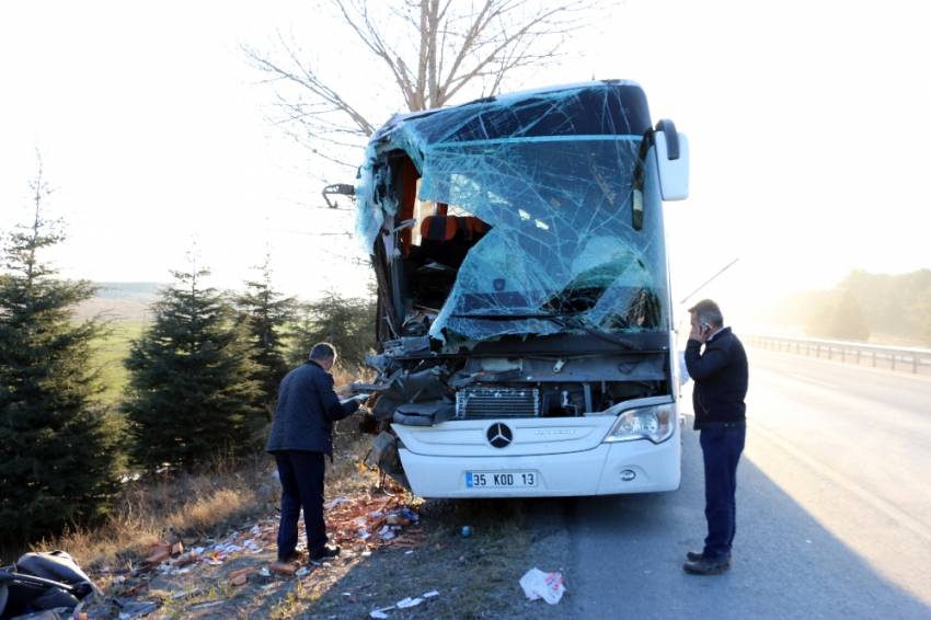 Yolcu otobüsü kamyonla çarpıştı: 13 yaralı