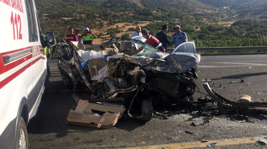 Elazığ’da feci kaza: 3 ölü, 1 yaralı