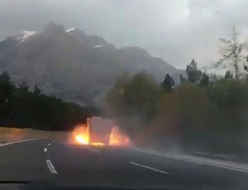 Lastiği patlayan kamyon alev topuna döndü