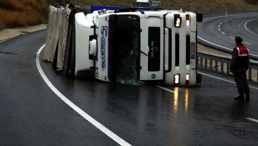 Damacana yüklü TIR devrildi