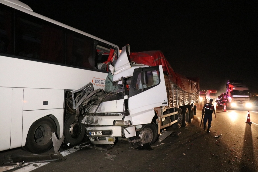 Kamyon emniyet şeridindeki otobüse çarptı: 1 ölü, 4 yaralı