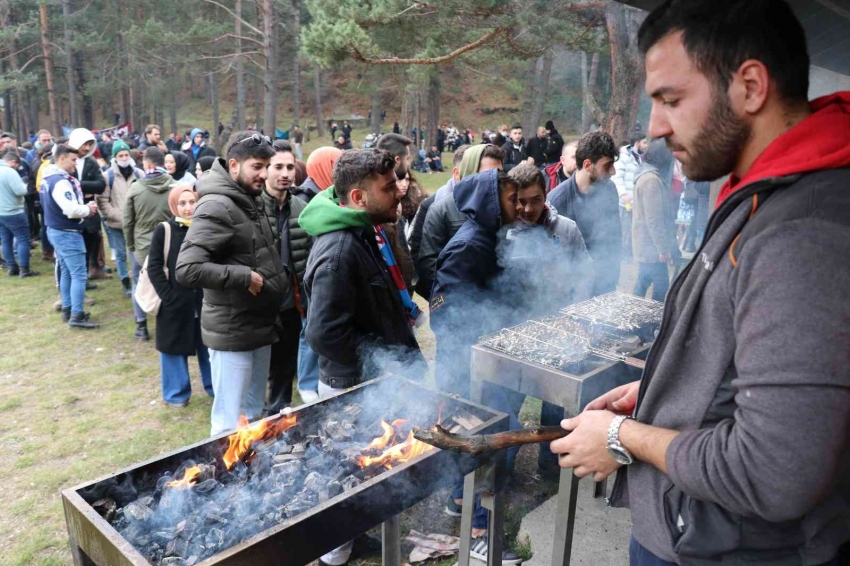 Hamsi festivalinde 3 bin kişiye 2 ton hamsi dağıtıldı