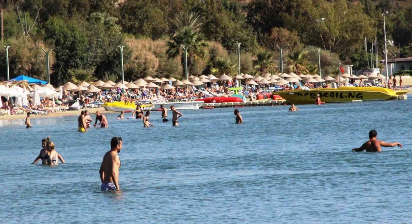 Turistler Bodrum’u terk etmiyor, deniz kum ve güneşin tadını çıkarıyor