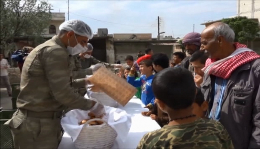 Mehmetçik Afrin’de yardımlarını sürdürüyor