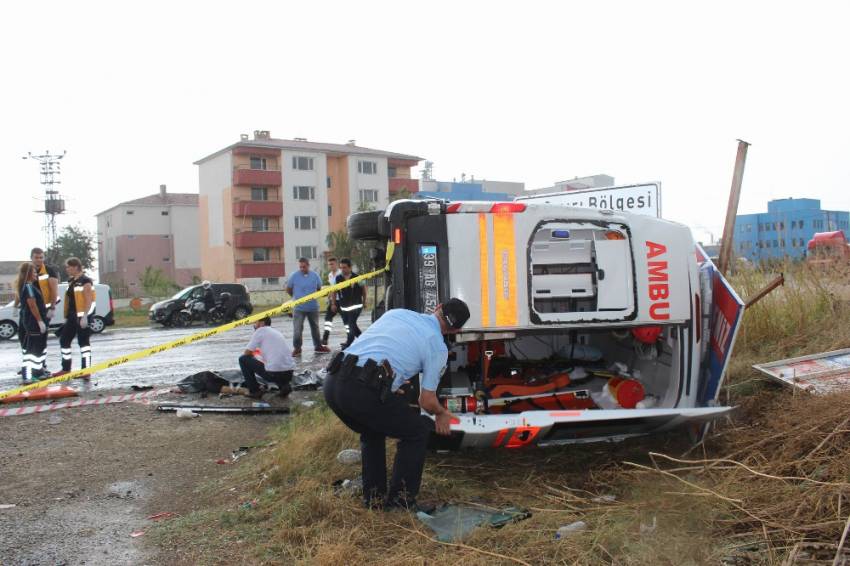 Hasta taşıyan ambulans takla attı: 1 ölü, 3 yaralı