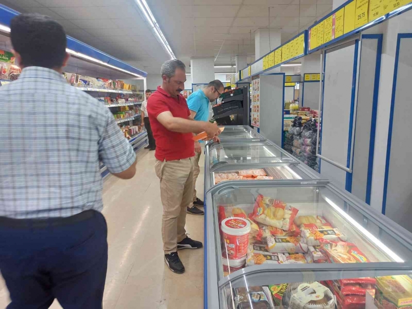 Zincir marketlerdeki son kullanma tarihi geçmiş ürünler zabıtaya takıldı