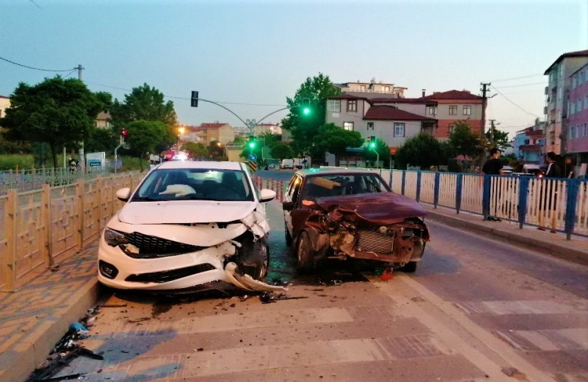 Altgeçide hızlı girince kazayı beraberinde getirdi