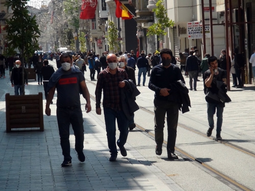 Taksim’de yunuslar maskesiz dolaşanlara göz açtırmıyor