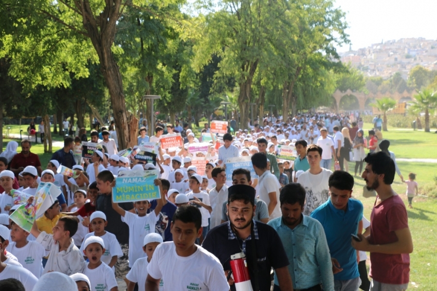 Yüzlerce çocuk namaz için yürüdü