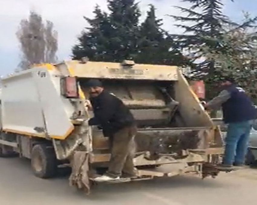 Seçimi kazanan başkanın ilk icraatı çöp toplamak oldu