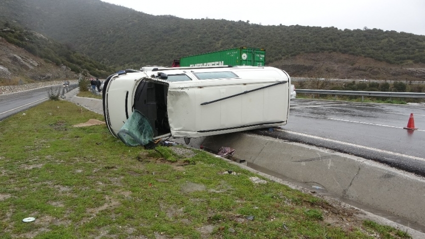 Ticari araç devrildi, biri çocuk 3 kişi yaralandı