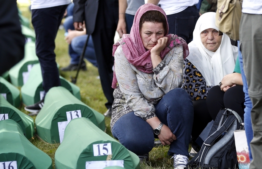 Kimliği belirlenen 33 Srebrenitsa kurbanı toprağa veriliyor